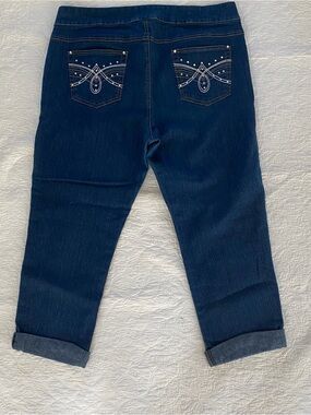 Dark Blue Embroidered Back-Pocket Cropped Jeans